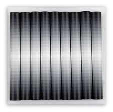 Bielo' - un gioiello misura 32,5 x 34,5 entro teca in plexiglass