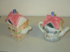 COPPIA CONTENITORI CERAMICA ARTISTICA -TEMA ABITAZIONI- PORTALATTE OLIO ACETO