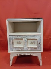 Comodino restaurato in stile shabby chic del primo novecento
