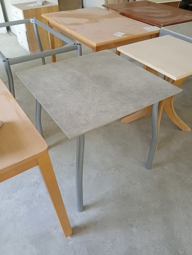 Tavolo quadrato grigio - grigio, effetto