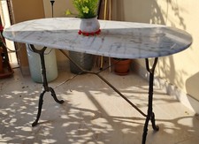 Elegante tavolino di marmo con base in ferro battuto da poter mettere in balcone