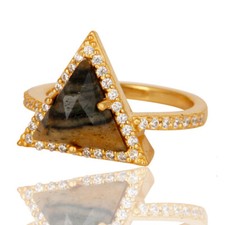Anelli design triangolo