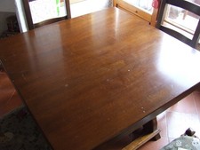 DIVANO E DUE POLTRONE IN PELLE ,TAVOLO  100X100 CON CASSETTO,4SEDIE ROBUSTE