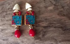 orecchini estivi in ceramica multicolor e perni a pesce in zama