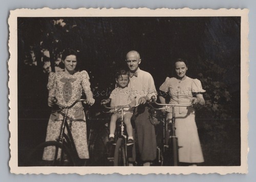 Famiglia con biciclette - con, 3