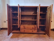 Mobile basso in abete massello color noce con vetrinetta a due ante. 