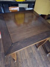 Tavolo da gioco con doppia funzione: tappeto verde da un lato, legno dall'altro.