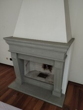 Cornice camino in pietra lavorata a mano colore grigio. 