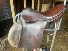 Sella da salto Stubben Siegfried Extra II 17 1/2”Media (28) a contatto stretto.