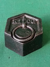 ANTICO PESO ESAGONALE IN GHISA PER BILANCIA BASCULA DA 1 KG RESTAURATO. CX35