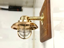 Vecchia lampada da parete