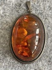 Ciondolo elegante grande ambra