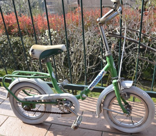 Vecchia bicicletta per - vecchia,
