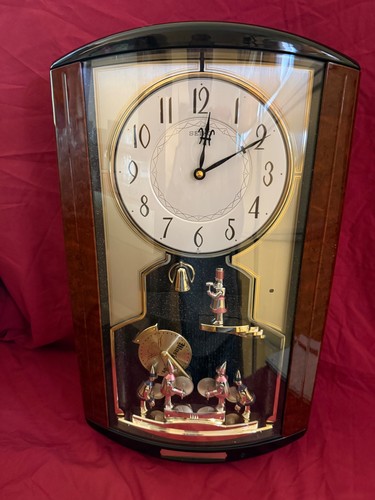 Orologio musicale animato