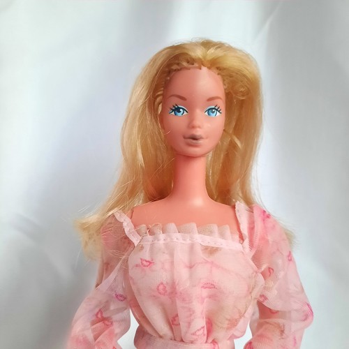 Barbie kissing vintage mattel - kissing.,
