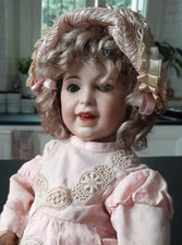 Bambola da collezione SFBJ. Altezza 40 cm.