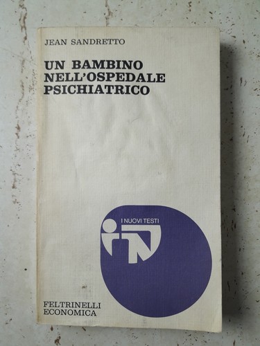 Bambino nell ospedale - un,