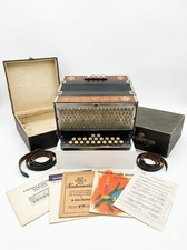 Antica fisarmonica a bottoni