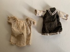 Due vestiti per bambole