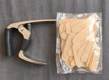 1 pz capodastre e 50 pz plettri/mizrap per Saz/Baglama turco