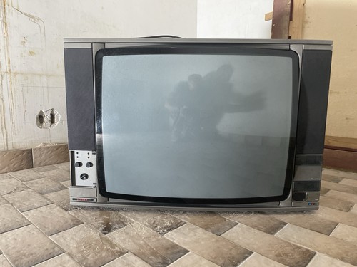 Vecchia televisione crt - vecchia,