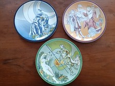 Serie Di Tre Piatti Il Viaggio Di Colombo Disegnati Da  (Oikonomoy)esso 1992