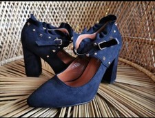 Scarpa donna n. 37 Nera. Tacco comodo. Nuova. Borchie. N. 37