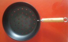 PADELLA FORATA IN ALLUMINIO PER CALDARROSTE - 28 CM - MANICO RIVESTITO DI LEGNO