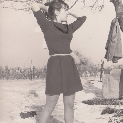 Elegante giovane donna - , in