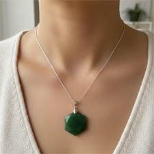 Collana con ciondolo in giada