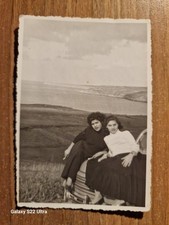 21385. Foto donne sdraiate su