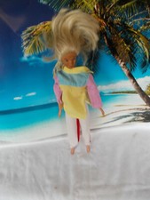 Bambola Barbie, con pantaloni