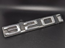 BMW 320 i 320I LOGO SIGLA EMBLEMA FREGIO STEMMA SCRITTA TARGHETTA BADGE TARGA