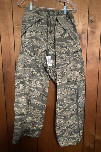 Pantaloni militari nuovi con