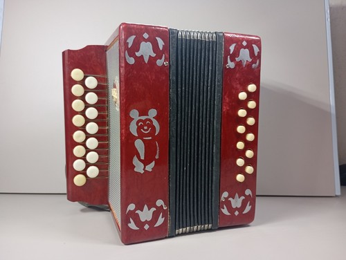 Fisarmonica vintage rossa