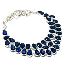 Collana con pietre preziose a