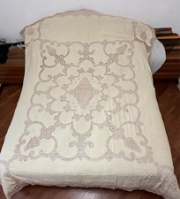 Copriletto ricamato a mano in