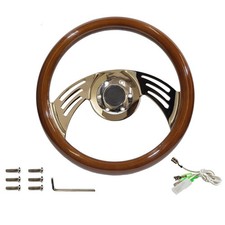 Vecchia auto volante in legno