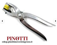 Pinza per chiudere bottoni a