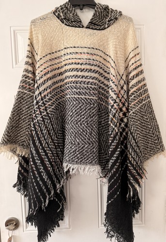 Poncho maglione nappa con