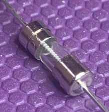 Fusibile 8A 250V con reofori