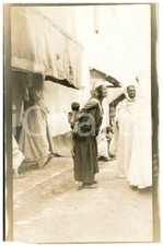 1920 ca BISKRA (ALGERIA) COSTUMI - Scena di famiglia in strada - Foto 9x14 cm