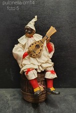 pulcinella vestito su botte terracotta e stoffa