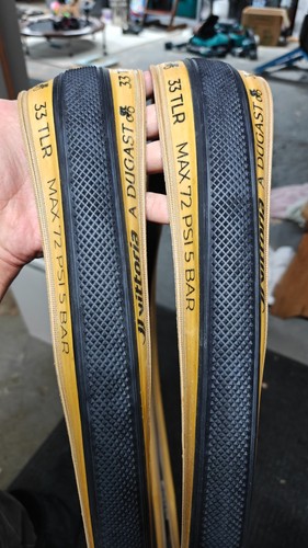 Due pneumatici vittoria - (2),