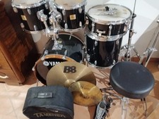 Batteria Yamaha 8 pezzi come da foto in ottimo stato come da foto. Pedale DW5000