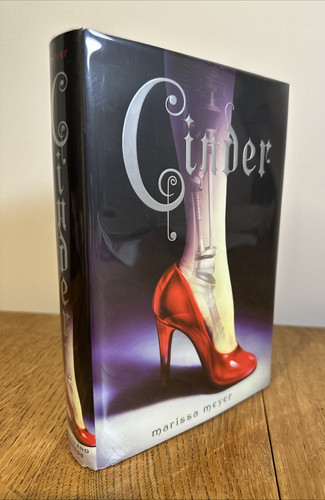 Cinder marissa meyer - by,