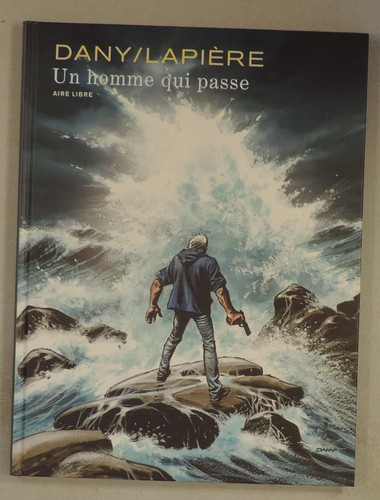 Homme qui passe dany aire - un,