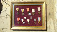 REF4754) Cornice con medaglie