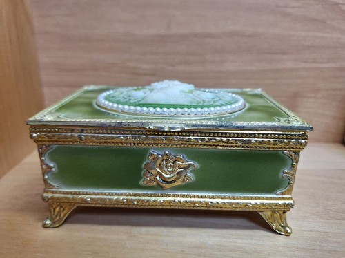 Music box vintage sankyo made - vintage,