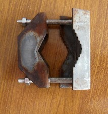 VECCHIA MANIGLIA  IN FERRO E ALLUMINIO COMPLETA DI VITI -